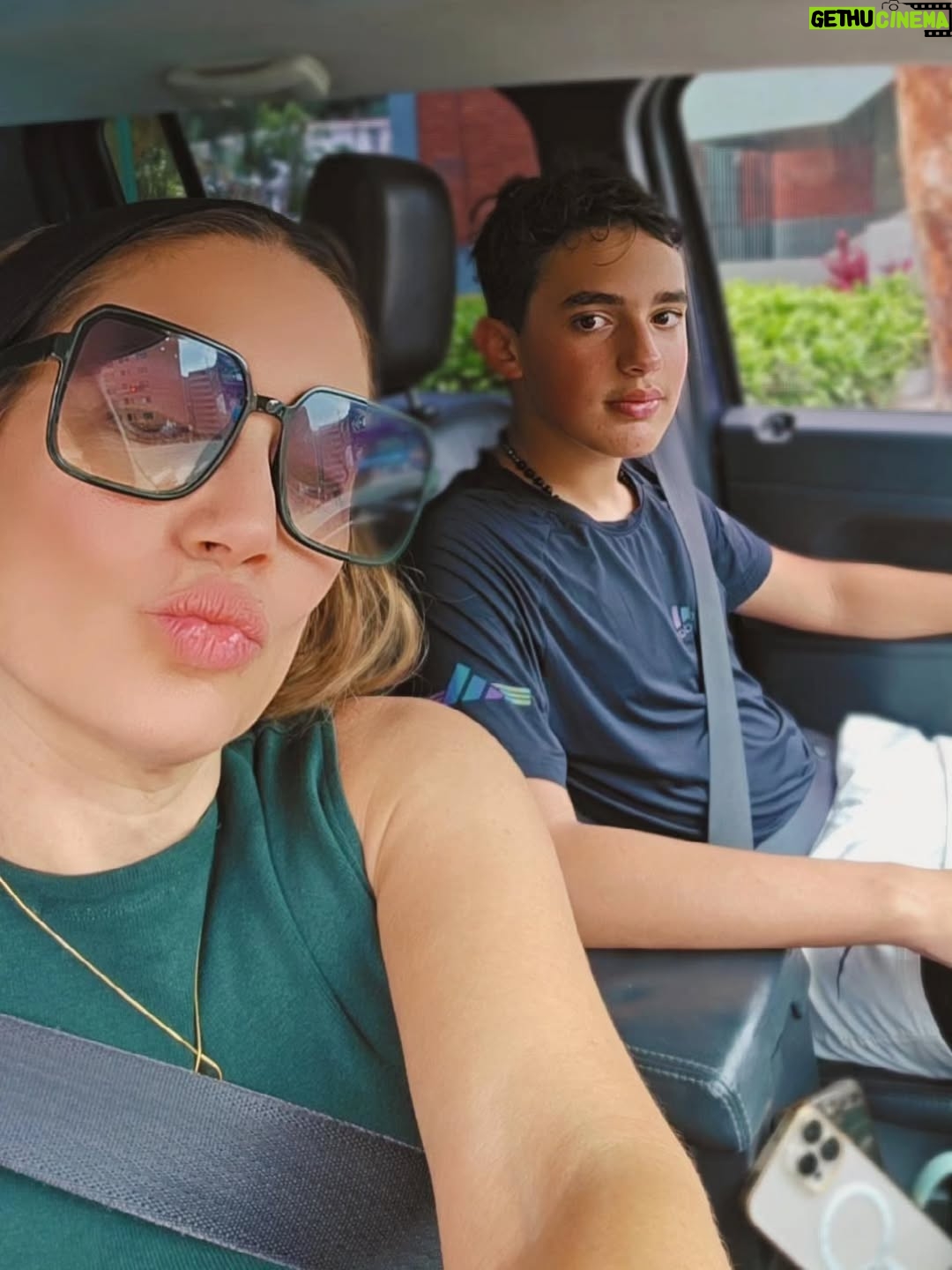 Eileen Abad - 9.9K Likes - Vía de escape aleatoria, fuera del mundo vertical solo para saludarte 😘 con el tema que en este momento se escucha de fondo en mi playlist mientras i'm working.

Pd: En la 12 mi Christ ya no cabe en la cama y es King size 🥴😬 y pensar que lo dormía en mi pecho de bebé, Diosssss 😍

#godisgreat #myfamily #mivida 
#thanks #🙌🏻