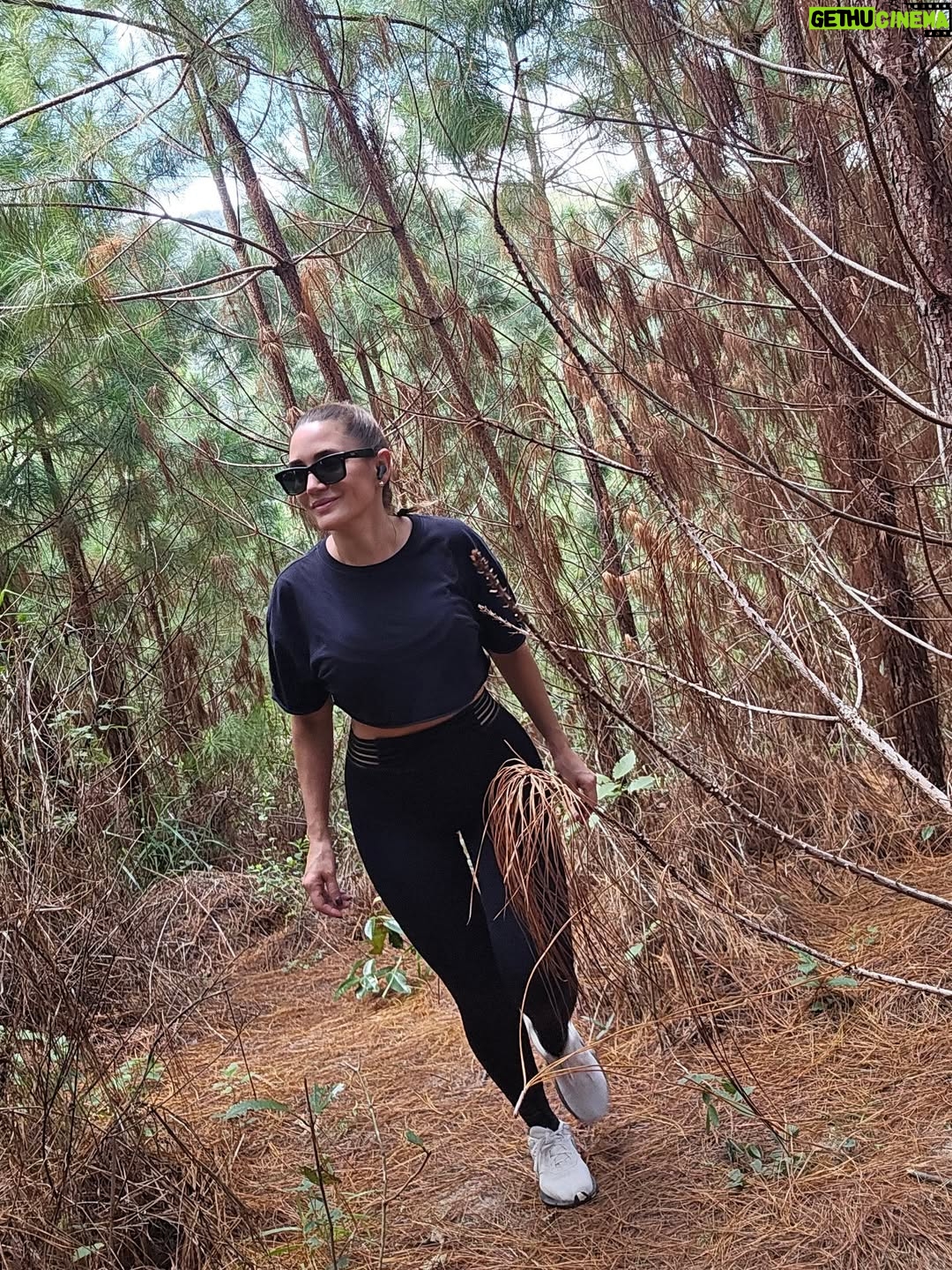 Eileen Abad - 9.9K Likes - Vía de escape aleatoria, fuera del mundo vertical solo para saludarte 😘 con el tema que en este momento se escucha de fondo en mi playlist mientras i'm working.

Pd: En la 12 mi Christ ya no cabe en la cama y es King size 🥴😬 y pensar que lo dormía en mi pecho de bebé, Diosssss 😍

#godisgreat #myfamily #mivida 
#thanks #🙌🏻