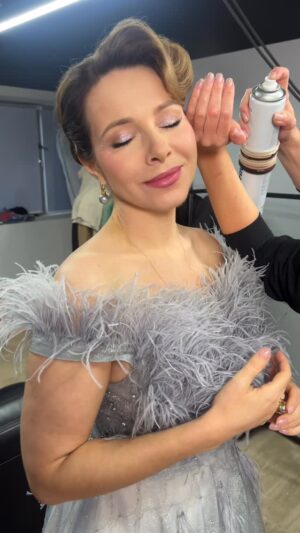 Ekaterina Guseva Instagram - Немного закулисья программы #РомантикаРоманса, которой в этом году исполняется 25 лет! Оператор/визажист и голос за кадром - красота моя - Сара Шер @sara_sher212, стилист по волосам - Светлана 
@svetlyachchok,  поющие ведущие @oleshkoaleksandr и @_ekaterinaguseva_  и продюссер программы Эдуард Шваба! #ЕкатеринаГусева