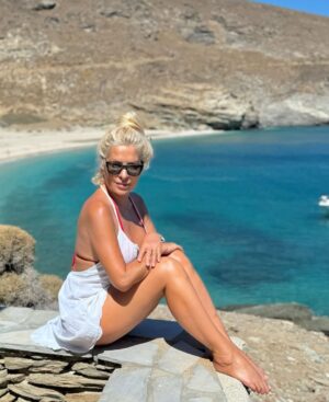 Eleni Menegaki Instagram - Καλοκαίρι , θάλασσα , οικογένεια ,ήλιος , χαρά και απέραντη αγάπη !! #summer2025  #eleni #onarexperience  @onar_andros