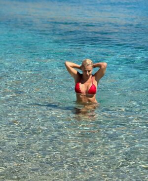 Eleni Menegaki Instagram - Καλοκαίρι , θάλασσα , οικογένεια ,ήλιος , χαρά και απέραντη αγάπη !! #summer2025  #eleni #onarexperience  @onar_andros