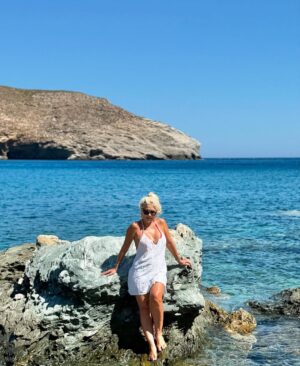 Eleni Menegaki Instagram - Καλοκαίρι , θάλασσα , οικογένεια ,ήλιος , χαρά και απέραντη αγάπη !! #summer2025  #eleni #onarexperience  @onar_andros