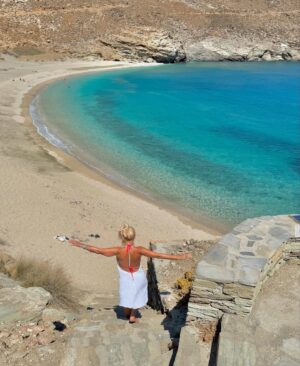 Eleni Menegaki Instagram - Καλοκαίρι , θάλασσα , οικογένεια ,ήλιος , χαρά και απέραντη αγάπη !! #summer2025  #eleni #onarexperience  @onar_andros