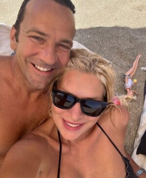 Eleni Menegaki Instagram - Καλοκαίρι , θάλασσα , οικογένεια ,ήλιος , χαρά και απέραντη αγάπη !! #summer2025  #eleni #onarexperience  @onar_andros