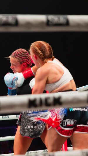 Elle Brooke Instagram - Can you see where the power comes from? 🥊