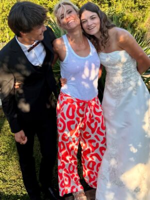 Élodie Gossuin Instagram - Mes BB Bacheliers 🎓🎓

Si fière de vous . Pour tout ce que vous êtes et direction le bal de promo, en robe de Miss France 🇫🇷 👑

#JR #twins #mentionBien #Ouf🫣