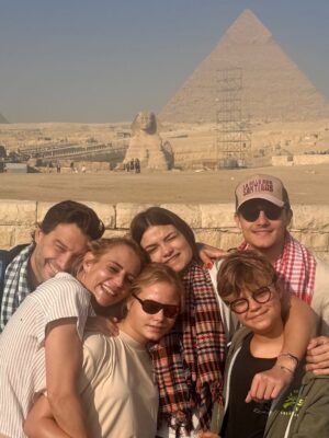 Élodie Gossuin Instagram - C’était notre rêve à 2 … 
Devenu notre rêve à 6 … 
On a attendu que nos 4 aventuriers rêvent de pharaons et de  pyramides 🤩

Des années à en rêver, en parler, imaginer . Et c’est encore plus fort que ça. Merci l’Égypte, on se sent si petits et si grands à la fois grâce à toi 𓋹

Merci @autourdesduneshurghada pour l’orga et le guide de rêve 
#CollaborationCommerciale