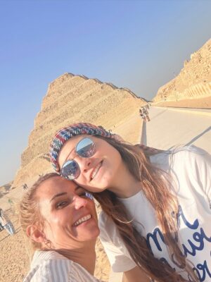 Élodie Gossuin Instagram - C’était notre rêve à 2 … 
Devenu notre rêve à 6 … 
On a attendu que nos 4 aventuriers rêvent de pharaons et de  pyramides 🤩

Des années à en rêver, en parler, imaginer . Et c’est encore plus fort que ça. Merci l’Égypte, on se sent si petits et si grands à la fois grâce à toi 𓋹

Merci @autourdesduneshurghada pour l’orga et le guide de rêve 
#CollaborationCommerciale
