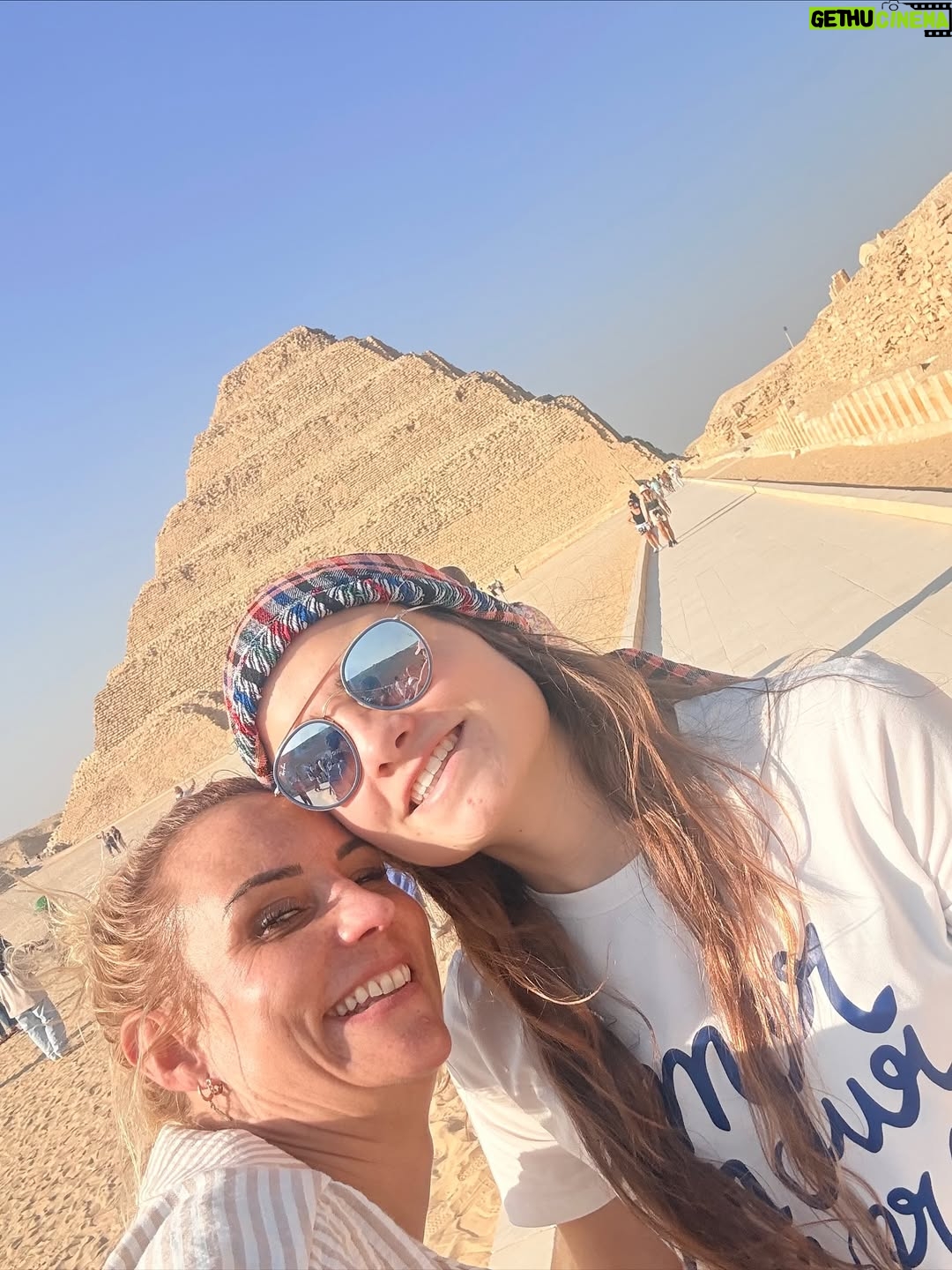Élodie Gossuin - 31.5K Likes - C’était notre rêve à 2 … 
Devenu notre rêve à 6 … 
On a attendu que nos 4 aventuriers rêvent de pharaons et de  pyramides 🤩

Des années à en rêver, en parler, imaginer . Et c’est encore plus fort que ça. Merci l’Égypte, on se sent si petits et si grands à la fois grâce à toi 𓋹

Merci @autourdesduneshurghada pour l’orga et le guide de rêve 
#CollaborationCommerciale