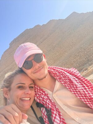 Élodie Gossuin Instagram - C’était notre rêve à 2 … 
Devenu notre rêve à 6 … 
On a attendu que nos 4 aventuriers rêvent de pharaons et de  pyramides 🤩

Des années à en rêver, en parler, imaginer . Et c’est encore plus fort que ça. Merci l’Égypte, on se sent si petits et si grands à la fois grâce à toi 𓋹

Merci @autourdesduneshurghada pour l’orga et le guide de rêve 
#CollaborationCommerciale