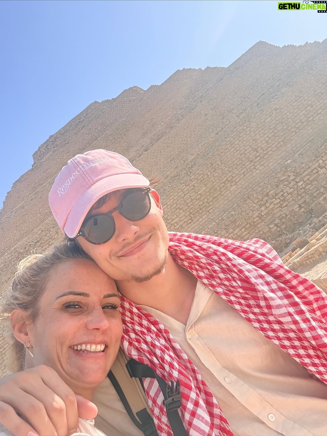 Élodie Gossuin - 31.5K Likes - C’était notre rêve à 2 … 
Devenu notre rêve à 6 … 
On a attendu que nos 4 aventuriers rêvent de pharaons et de  pyramides 🤩

Des années à en rêver, en parler, imaginer . Et c’est encore plus fort que ça. Merci l’Égypte, on se sent si petits et si grands à la fois grâce à toi 𓋹

Merci @autourdesduneshurghada pour l’orga et le guide de rêve 
#CollaborationCommerciale