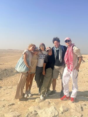 Élodie Gossuin Instagram - C’était notre rêve à 2 … 
Devenu notre rêve à 6 … 
On a attendu que nos 4 aventuriers rêvent de pharaons et de  pyramides 🤩

Des années à en rêver, en parler, imaginer . Et c’est encore plus fort que ça. Merci l’Égypte, on se sent si petits et si grands à la fois grâce à toi 𓋹

Merci @autourdesduneshurghada pour l’orga et le guide de rêve 
#CollaborationCommerciale