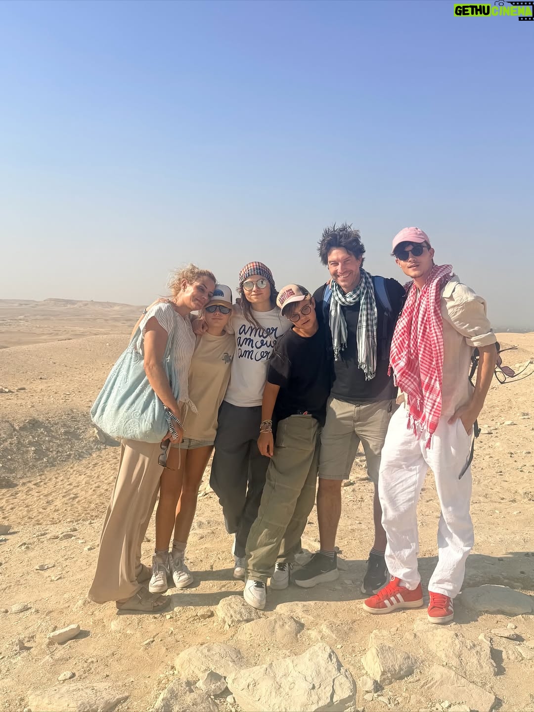 Élodie Gossuin - 31.5K Likes - C’était notre rêve à 2 … 
Devenu notre rêve à 6 … 
On a attendu que nos 4 aventuriers rêvent de pharaons et de  pyramides 🤩

Des années à en rêver, en parler, imaginer . Et c’est encore plus fort que ça. Merci l’Égypte, on se sent si petits et si grands à la fois grâce à toi 𓋹

Merci @autourdesduneshurghada pour l’orga et le guide de rêve 
#CollaborationCommerciale