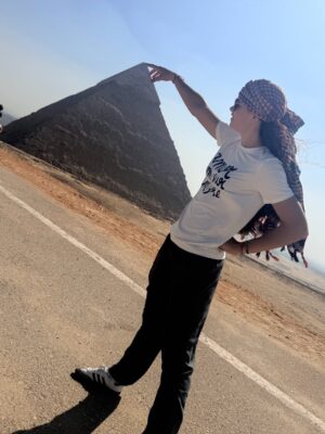 Élodie Gossuin Instagram - C’était notre rêve à 2 … 
Devenu notre rêve à 6 … 
On a attendu que nos 4 aventuriers rêvent de pharaons et de  pyramides 🤩

Des années à en rêver, en parler, imaginer . Et c’est encore plus fort que ça. Merci l’Égypte, on se sent si petits et si grands à la fois grâce à toi 𓋹

Merci @autourdesduneshurghada pour l’orga et le guide de rêve 
#CollaborationCommerciale