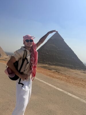 Élodie Gossuin Instagram - C’était notre rêve à 2 … 
Devenu notre rêve à 6 … 
On a attendu que nos 4 aventuriers rêvent de pharaons et de  pyramides 🤩

Des années à en rêver, en parler, imaginer . Et c’est encore plus fort que ça. Merci l’Égypte, on se sent si petits et si grands à la fois grâce à toi 𓋹

Merci @autourdesduneshurghada pour l’orga et le guide de rêve 
#CollaborationCommerciale