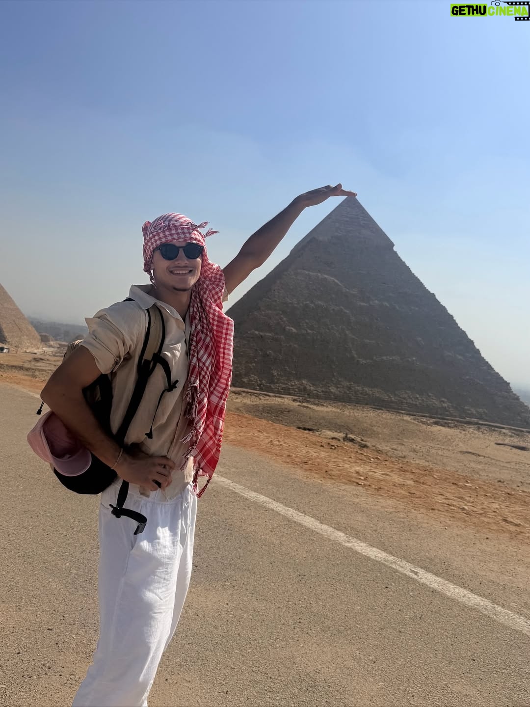 Élodie Gossuin - 31.5K Likes - C’était notre rêve à 2 … 
Devenu notre rêve à 6 … 
On a attendu que nos 4 aventuriers rêvent de pharaons et de  pyramides 🤩

Des années à en rêver, en parler, imaginer . Et c’est encore plus fort que ça. Merci l’Égypte, on se sent si petits et si grands à la fois grâce à toi 𓋹

Merci @autourdesduneshurghada pour l’orga et le guide de rêve 
#CollaborationCommerciale