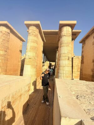 Élodie Gossuin Instagram - C’était notre rêve à 2 … 
Devenu notre rêve à 6 … 
On a attendu que nos 4 aventuriers rêvent de pharaons et de  pyramides 🤩

Des années à en rêver, en parler, imaginer . Et c’est encore plus fort que ça. Merci l’Égypte, on se sent si petits et si grands à la fois grâce à toi 𓋹

Merci @autourdesduneshurghada pour l’orga et le guide de rêve 
#CollaborationCommerciale