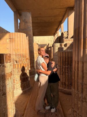 Élodie Gossuin Instagram - C’était notre rêve à 2 … 
Devenu notre rêve à 6 … 
On a attendu que nos 4 aventuriers rêvent de pharaons et de  pyramides 🤩

Des années à en rêver, en parler, imaginer . Et c’est encore plus fort que ça. Merci l’Égypte, on se sent si petits et si grands à la fois grâce à toi 𓋹

Merci @autourdesduneshurghada pour l’orga et le guide de rêve 
#CollaborationCommerciale