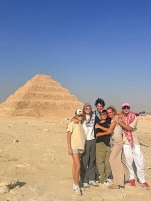 Élodie Gossuin Instagram - C’était notre rêve à 2 … 
Devenu notre rêve à 6 … 
On a attendu que nos 4 aventuriers rêvent de pharaons et de  pyramides 🤩

Des années à en rêver, en parler, imaginer . Et c’est encore plus fort que ça. Merci l’Égypte, on se sent si petits et si grands à la fois grâce à toi 𓋹

Merci @autourdesduneshurghada pour l’orga et le guide de rêve 
#CollaborationCommerciale