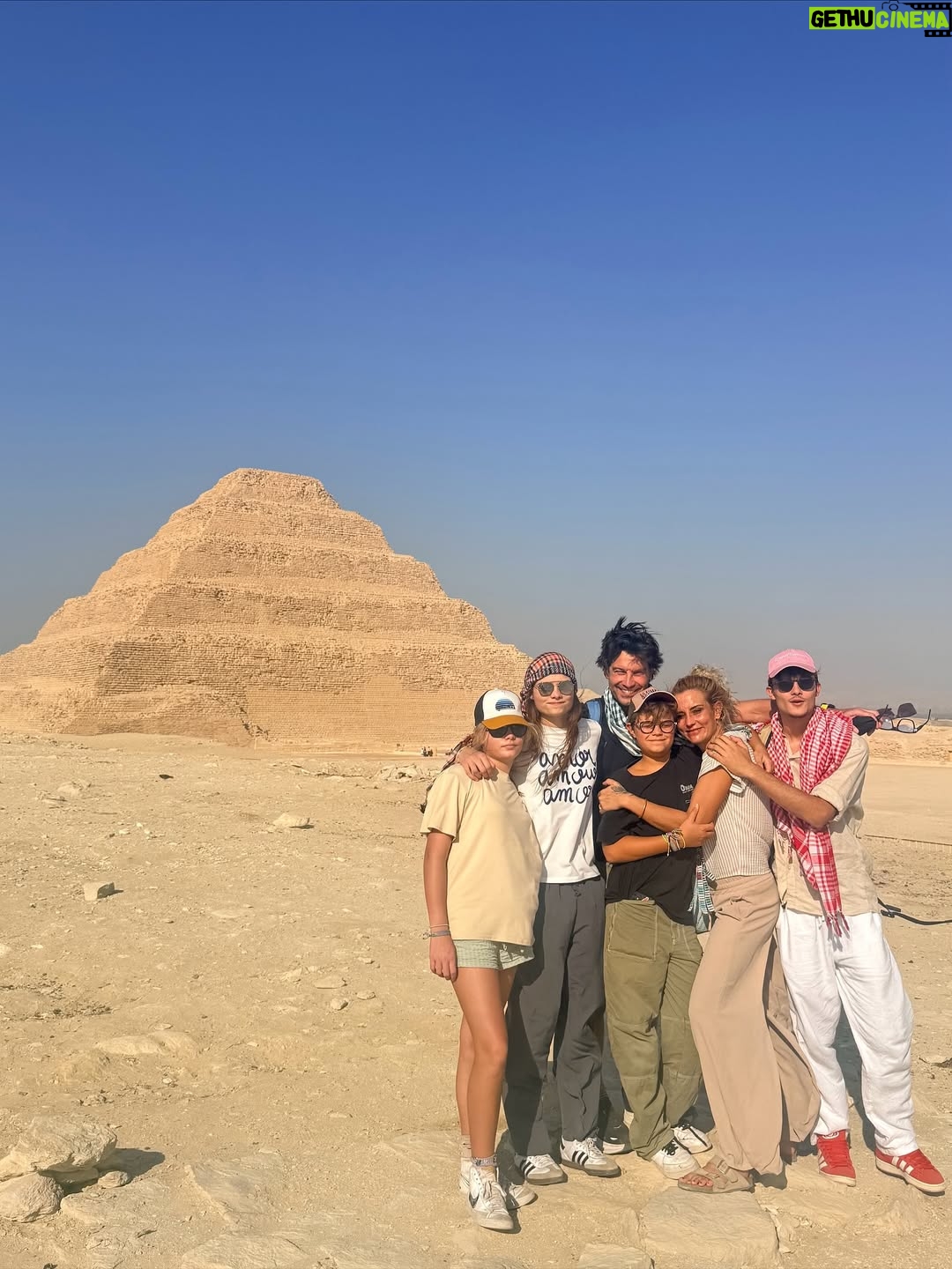 Élodie Gossuin - 31.5K Likes - C’était notre rêve à 2 … 
Devenu notre rêve à 6 … 
On a attendu que nos 4 aventuriers rêvent de pharaons et de  pyramides 🤩

Des années à en rêver, en parler, imaginer . Et c’est encore plus fort que ça. Merci l’Égypte, on se sent si petits et si grands à la fois grâce à toi 𓋹

Merci @autourdesduneshurghada pour l’orga et le guide de rêve 
#CollaborationCommerciale