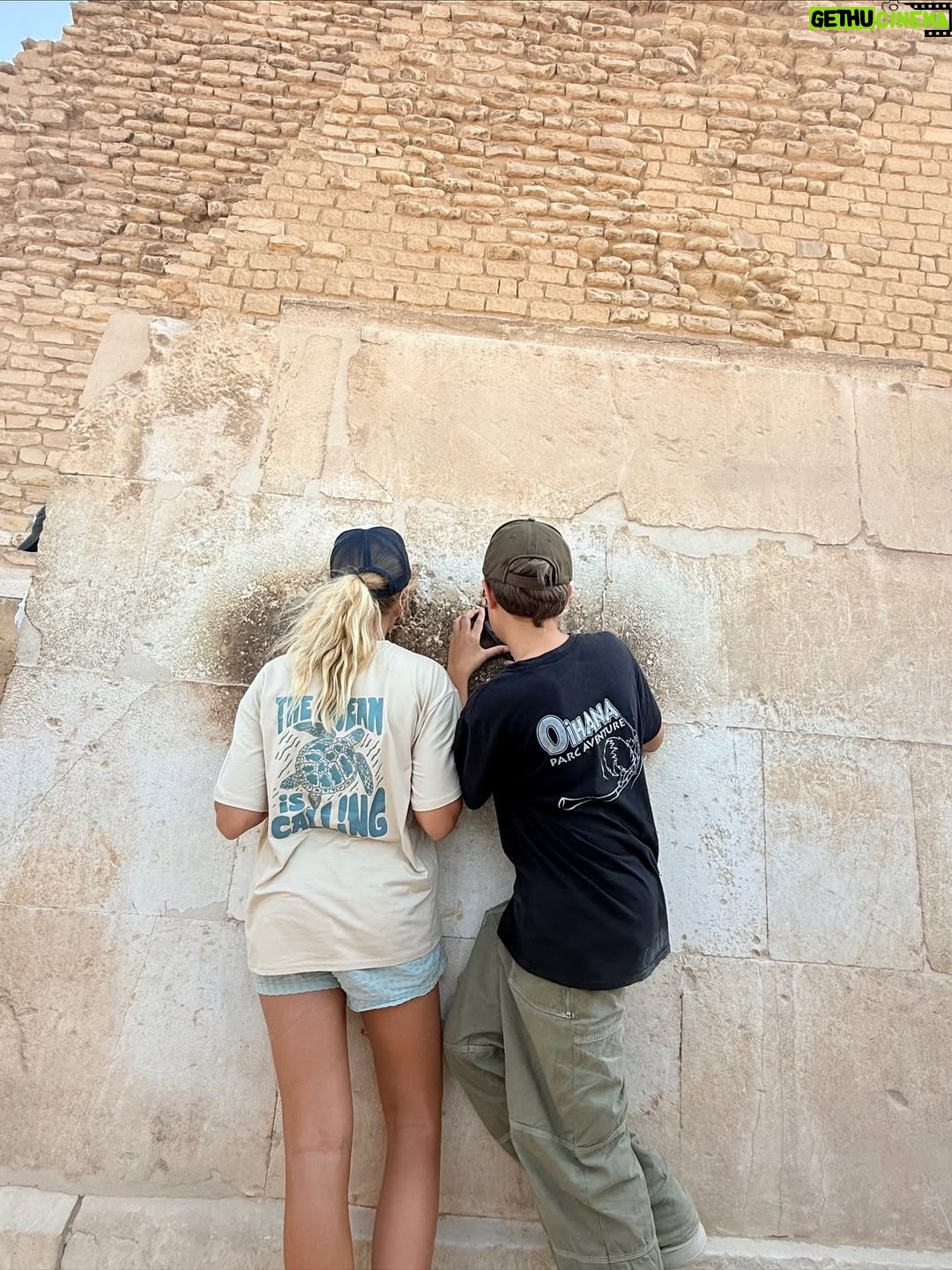 Élodie Gossuin - 31.5K Likes - C’était notre rêve à 2 … 
Devenu notre rêve à 6 … 
On a attendu que nos 4 aventuriers rêvent de pharaons et de  pyramides 🤩

Des années à en rêver, en parler, imaginer . Et c’est encore plus fort que ça. Merci l’Égypte, on se sent si petits et si grands à la fois grâce à toi 𓋹

Merci @autourdesduneshurghada pour l’orga et le guide de rêve 
#CollaborationCommerciale