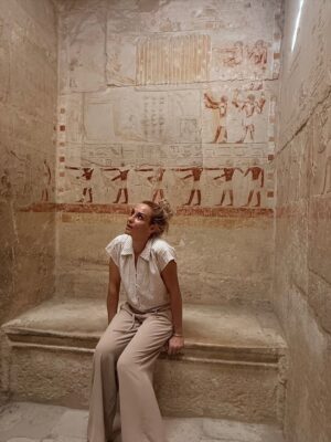 Élodie Gossuin Instagram - C’était notre rêve à 2 … 
Devenu notre rêve à 6 … 
On a attendu que nos 4 aventuriers rêvent de pharaons et de  pyramides 🤩

Des années à en rêver, en parler, imaginer . Et c’est encore plus fort que ça. Merci l’Égypte, on se sent si petits et si grands à la fois grâce à toi 𓋹

Merci @autourdesduneshurghada pour l’orga et le guide de rêve 
#CollaborationCommerciale