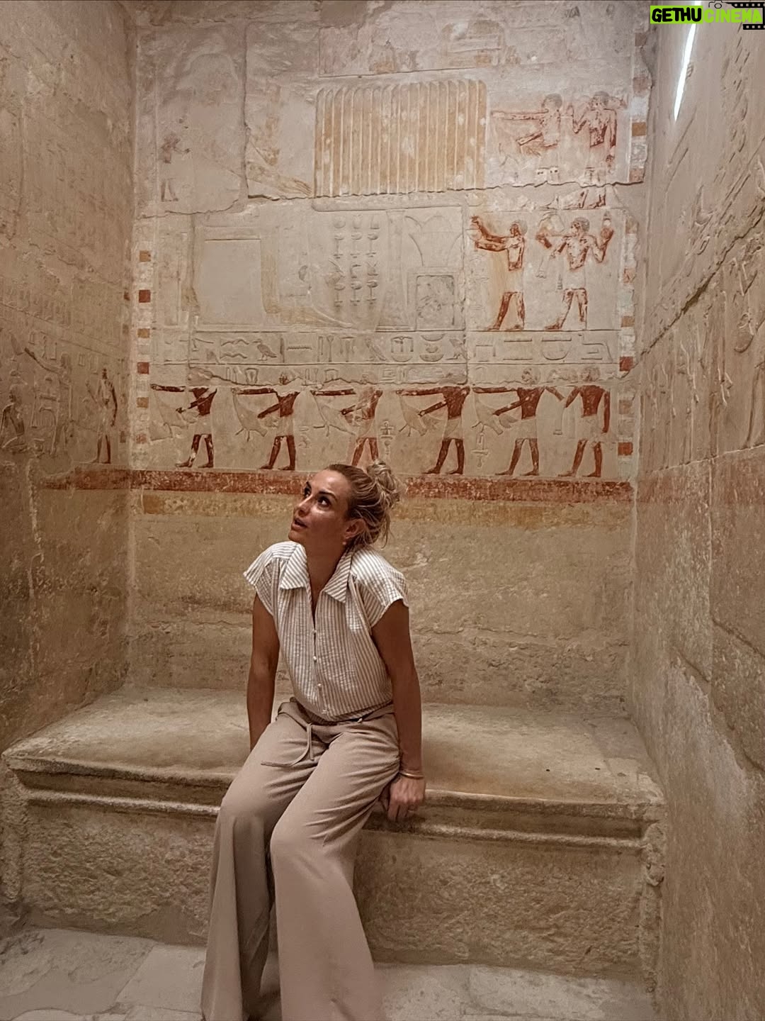 Élodie Gossuin - 31.5K Likes - C’était notre rêve à 2 … 
Devenu notre rêve à 6 … 
On a attendu que nos 4 aventuriers rêvent de pharaons et de  pyramides 🤩

Des années à en rêver, en parler, imaginer . Et c’est encore plus fort que ça. Merci l’Égypte, on se sent si petits et si grands à la fois grâce à toi 𓋹

Merci @autourdesduneshurghada pour l’orga et le guide de rêve 
#CollaborationCommerciale