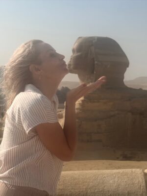 Élodie Gossuin Instagram - ( Avec mes ) Merveilles du Monde ♾️𓄂𓆃

Être là et pleurer d’émotions 
Merci pour les meilleures adresses, vues de ouf & orga de rêve @autourdesduneshurghada 

#FamilyTrip #EgyptianDream 
Réf Claude François obligée 🎶

#CollaborationCommerciale
