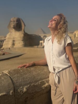 Élodie Gossuin Instagram - ( Avec mes ) Merveilles du Monde ♾️𓄂𓆃

Être là et pleurer d’émotions 
Merci pour les meilleures adresses, vues de ouf & orga de rêve @autourdesduneshurghada 

#FamilyTrip #EgyptianDream 
Réf Claude François obligée 🎶

#CollaborationCommerciale