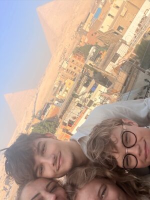 Élodie Gossuin Instagram - ( Avec mes ) Merveilles du Monde ♾️𓄂𓆃

Être là et pleurer d’émotions 
Merci pour les meilleures adresses, vues de ouf & orga de rêve @autourdesduneshurghada 

#FamilyTrip #EgyptianDream 
Réf Claude François obligée 🎶

#CollaborationCommerciale