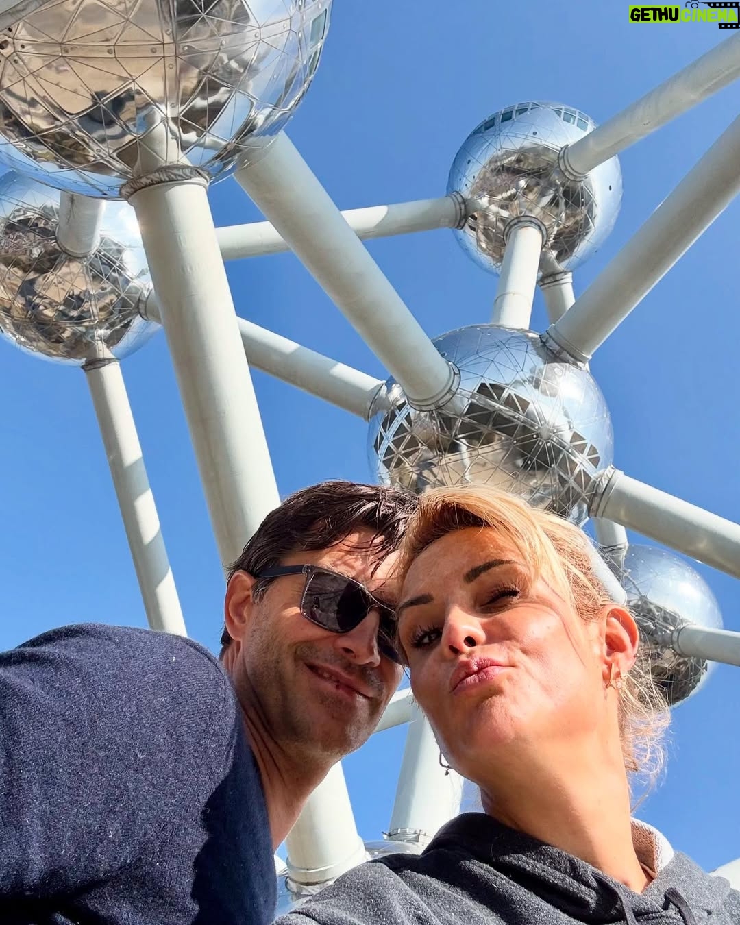 Élodie Gossuin - 44.4K Likes - Jeunes et frais VS maintenant 🫣😵‍💫😂 

Pas facile de se retrouver quand t’es parent sans culpabiliser, mais que c’est bon ! #ViedeParents #WE 
Vous y arrivez un peu ?

Votre week-end en quelques mots ? 😘😘😘

TU ES MON PAYSAGE ❤️
20 ans, au moins 20 rides, au moins 20 crises, des millions de « je t’aime » & de « tu me fatigues » et pour rien au monde je n’échangerai une seconde avec toi mon âme-sœur. ❤️