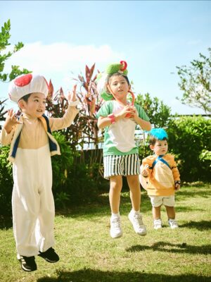 Elva Ni Chen-Xi Instagram - Mario family is here for 2025 Halloween 👻
每年的傳統當然要延續下去
這次大家自選人物
老二首當其衝選了蘑菇 他平時也很喜歡吃蘑菇
老大看到了家裡的yoshi帽子 就ok了做yoshi 簡單易行
老三沒得選 由爸爸決定做他的小跟班🤣 小魔怪
我本來想做公主但被爸爸拒絕
爸爸說媽媽一定要做mario 
因為mario是主角
那本公主就勉為其難的做主角吧🤪
#happyhalloween 
#halloweenfamilycostume 
#萬聖節 
📸 @lavonnli
