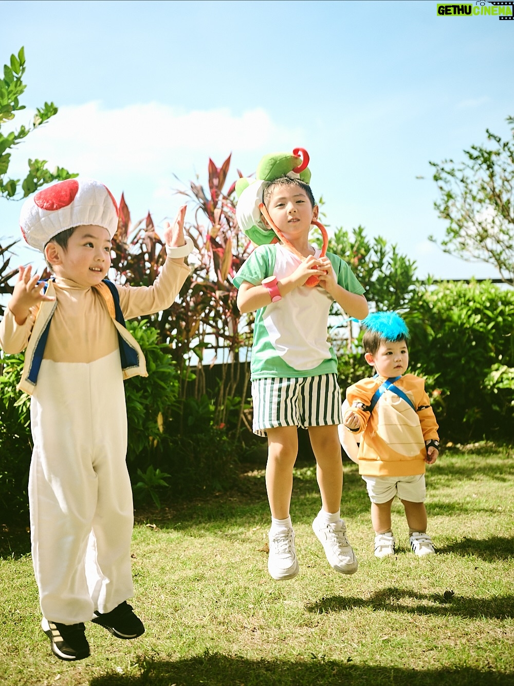 Elva Ni Chen-Xi - 18.6K Likes - Mario family is here for 2025 Halloween 👻
每年的傳統當然要延續下去
這次大家自選人物
老二首當其衝選了蘑菇 他平時也很喜歡吃蘑菇
老大看到了家裡的yoshi帽子 就ok了做yoshi 簡單易行
老三沒得選 由爸爸決定做他的小跟班🤣 小魔怪
我本來想做公主但被爸爸拒絕
爸爸說媽媽一定要做mario 
因為mario是主角
那本公主就勉為其難的做主角吧🤪
#happyhalloween 
#halloweenfamilycostume 
#萬聖節 
📸 @lavonnli