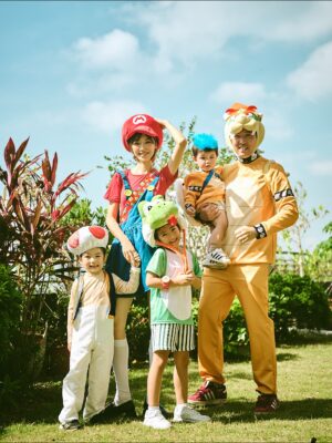 Elva Ni Chen-Xi Instagram - Mario family is here for 2025 Halloween 👻
每年的傳統當然要延續下去
這次大家自選人物
老二首當其衝選了蘑菇 他平時也很喜歡吃蘑菇
老大看到了家裡的yoshi帽子 就ok了做yoshi 簡單易行
老三沒得選 由爸爸決定做他的小跟班🤣 小魔怪
我本來想做公主但被爸爸拒絕
爸爸說媽媽一定要做mario 
因為mario是主角
那本公主就勉為其難的做主角吧🤪
#happyhalloween 
#halloweenfamilycostume 
#萬聖節 
📸 @lavonnli
