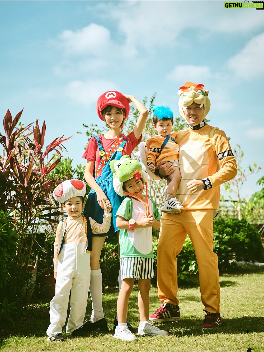 Elva Ni Chen-Xi - 18.6K Likes - Mario family is here for 2025 Halloween 👻
每年的傳統當然要延續下去
這次大家自選人物
老二首當其衝選了蘑菇 他平時也很喜歡吃蘑菇
老大看到了家裡的yoshi帽子 就ok了做yoshi 簡單易行
老三沒得選 由爸爸決定做他的小跟班🤣 小魔怪
我本來想做公主但被爸爸拒絕
爸爸說媽媽一定要做mario 
因為mario是主角
那本公主就勉為其難的做主角吧🤪
#happyhalloween 
#halloweenfamilycostume 
#萬聖節 
📸 @lavonnli