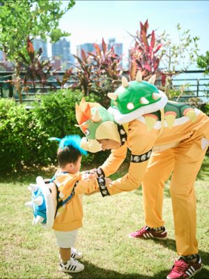 Elva Ni Chen-Xi Instagram - Mario family is here for 2025 Halloween 👻
每年的傳統當然要延續下去
這次大家自選人物
老二首當其衝選了蘑菇 他平時也很喜歡吃蘑菇
老大看到了家裡的yoshi帽子 就ok了做yoshi 簡單易行
老三沒得選 由爸爸決定做他的小跟班🤣 小魔怪
我本來想做公主但被爸爸拒絕
爸爸說媽媽一定要做mario 
因為mario是主角
那本公主就勉為其難的做主角吧🤪
#happyhalloween 
#halloweenfamilycostume 
#萬聖節 
📸 @lavonnli