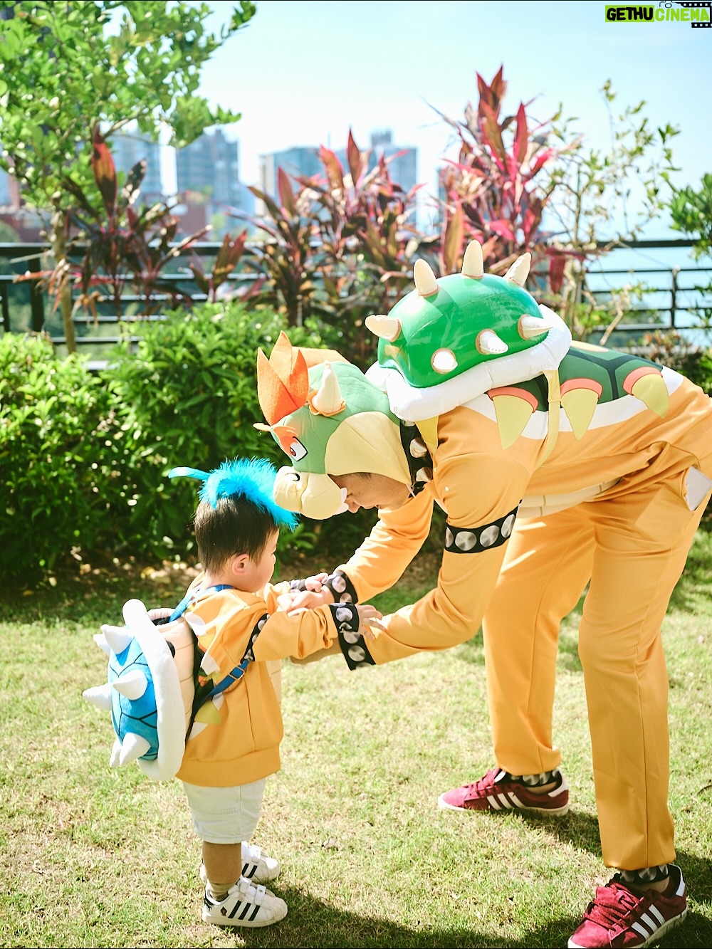 Elva Ni Chen-Xi - 18.6K Likes - Mario family is here for 2025 Halloween 👻
每年的傳統當然要延續下去
這次大家自選人物
老二首當其衝選了蘑菇 他平時也很喜歡吃蘑菇
老大看到了家裡的yoshi帽子 就ok了做yoshi 簡單易行
老三沒得選 由爸爸決定做他的小跟班🤣 小魔怪
我本來想做公主但被爸爸拒絕
爸爸說媽媽一定要做mario 
因為mario是主角
那本公主就勉為其難的做主角吧🤪
#happyhalloween 
#halloweenfamilycostume 
#萬聖節 
📸 @lavonnli