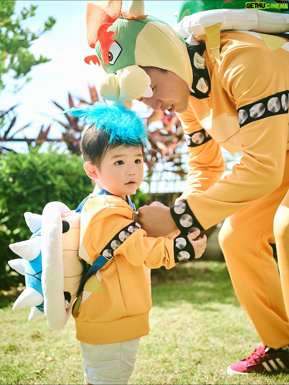 Elva Ni Chen-Xi - 18.6K Likes - Mario family is here for 2025 Halloween 👻
每年的傳統當然要延續下去
這次大家自選人物
老二首當其衝選了蘑菇 他平時也很喜歡吃蘑菇
老大看到了家裡的yoshi帽子 就ok了做yoshi 簡單易行
老三沒得選 由爸爸決定做他的小跟班🤣 小魔怪
我本來想做公主但被爸爸拒絕
爸爸說媽媽一定要做mario 
因為mario是主角
那本公主就勉為其難的做主角吧🤪
#happyhalloween 
#halloweenfamilycostume 
#萬聖節 
📸 @lavonnli