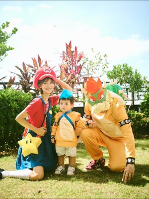 Elva Ni Chen-Xi Instagram - Mario family is here for 2025 Halloween 👻
每年的傳統當然要延續下去
這次大家自選人物
老二首當其衝選了蘑菇 他平時也很喜歡吃蘑菇
老大看到了家裡的yoshi帽子 就ok了做yoshi 簡單易行
老三沒得選 由爸爸決定做他的小跟班🤣 小魔怪
我本來想做公主但被爸爸拒絕
爸爸說媽媽一定要做mario 
因為mario是主角
那本公主就勉為其難的做主角吧🤪
#happyhalloween 
#halloweenfamilycostume 
#萬聖節 
📸 @lavonnli