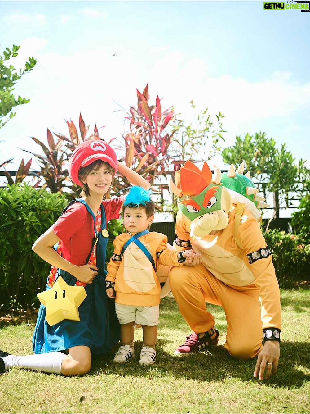 Elva Ni Chen-Xi - 18.6K Likes - Mario family is here for 2025 Halloween 👻
每年的傳統當然要延續下去
這次大家自選人物
老二首當其衝選了蘑菇 他平時也很喜歡吃蘑菇
老大看到了家裡的yoshi帽子 就ok了做yoshi 簡單易行
老三沒得選 由爸爸決定做他的小跟班🤣 小魔怪
我本來想做公主但被爸爸拒絕
爸爸說媽媽一定要做mario 
因為mario是主角
那本公主就勉為其難的做主角吧🤪
#happyhalloween 
#halloweenfamilycostume 
#萬聖節 
📸 @lavonnli