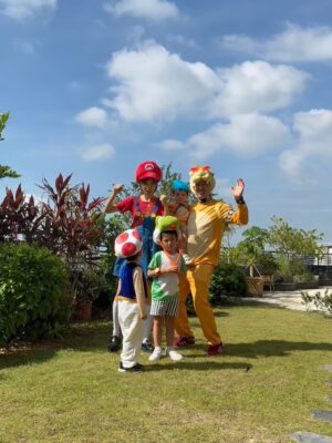 Elva Ni Chen-Xi Instagram - Mario family is here for 2025 Halloween 👻
每年的傳統當然要延續下去
這次大家自選人物
老二首當其衝選了蘑菇 他平時也很喜歡吃蘑菇
老大看到了家裡的yoshi帽子 就ok了做yoshi 簡單易行
老三沒得選 由爸爸決定做他的小跟班🤣 小魔怪
我本來想做公主但被爸爸拒絕
爸爸說媽媽一定要做mario 
因為mario是主角
那本公主就勉為其難的做主角吧🤪
#happyhalloween 
#halloweenfamilycostume 
#萬聖節 
📸 @lavonnli