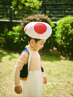 Elva Ni Chen-Xi Instagram - Mario family is here for 2025 Halloween 👻
每年的傳統當然要延續下去
這次大家自選人物
老二首當其衝選了蘑菇 他平時也很喜歡吃蘑菇
老大看到了家裡的yoshi帽子 就ok了做yoshi 簡單易行
老三沒得選 由爸爸決定做他的小跟班🤣 小魔怪
我本來想做公主但被爸爸拒絕
爸爸說媽媽一定要做mario 
因為mario是主角
那本公主就勉為其難的做主角吧🤪
#happyhalloween 
#halloweenfamilycostume 
#萬聖節 
📸 @lavonnli