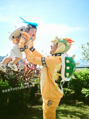 Elva Ni Chen-Xi Instagram - Mario family is here for 2025 Halloween 👻
每年的傳統當然要延續下去
這次大家自選人物
老二首當其衝選了蘑菇 他平時也很喜歡吃蘑菇
老大看到了家裡的yoshi帽子 就ok了做yoshi 簡單易行
老三沒得選 由爸爸決定做他的小跟班🤣 小魔怪
我本來想做公主但被爸爸拒絕
爸爸說媽媽一定要做mario 
因為mario是主角
那本公主就勉為其難的做主角吧🤪
#happyhalloween 
#halloweenfamilycostume 
#萬聖節 
📸 @lavonnli