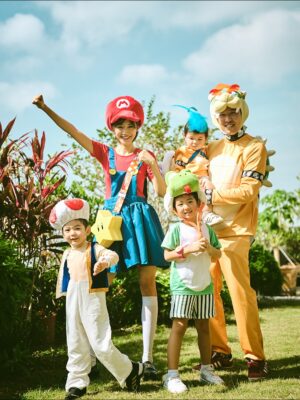 Elva Ni Chen-Xi Instagram - Mario family is here for 2025 Halloween 👻
每年的傳統當然要延續下去
這次大家自選人物
老二首當其衝選了蘑菇 他平時也很喜歡吃蘑菇
老大看到了家裡的yoshi帽子 就ok了做yoshi 簡單易行
老三沒得選 由爸爸決定做他的小跟班🤣 小魔怪
我本來想做公主但被爸爸拒絕
爸爸說媽媽一定要做mario 
因為mario是主角
那本公主就勉為其難的做主角吧🤪
#happyhalloween 
#halloweenfamilycostume 
#萬聖節 
📸 @lavonnli