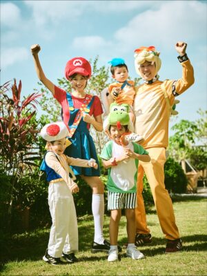 Elva Ni Chen-Xi Instagram - Mario family is here for 2025 Halloween 👻
每年的傳統當然要延續下去
這次大家自選人物
老二首當其衝選了蘑菇 他平時也很喜歡吃蘑菇
老大看到了家裡的yoshi帽子 就ok了做yoshi 簡單易行
老三沒得選 由爸爸決定做他的小跟班🤣 小魔怪
我本來想做公主但被爸爸拒絕
爸爸說媽媽一定要做mario 
因為mario是主角
那本公主就勉為其難的做主角吧🤪
#happyhalloween 
#halloweenfamilycostume 
#萬聖節 
📸 @lavonnli