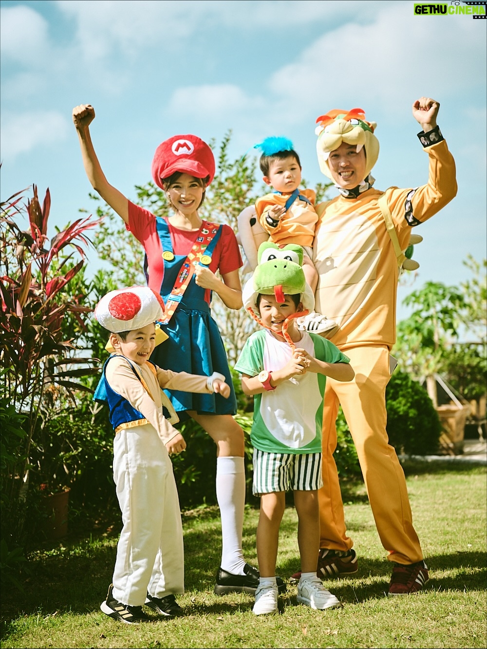 Elva Ni Chen-Xi - 18.6K Likes - Mario family is here for 2025 Halloween 👻
每年的傳統當然要延續下去
這次大家自選人物
老二首當其衝選了蘑菇 他平時也很喜歡吃蘑菇
老大看到了家裡的yoshi帽子 就ok了做yoshi 簡單易行
老三沒得選 由爸爸決定做他的小跟班🤣 小魔怪
我本來想做公主但被爸爸拒絕
爸爸說媽媽一定要做mario 
因為mario是主角
那本公主就勉為其難的做主角吧🤪
#happyhalloween 
#halloweenfamilycostume 
#萬聖節 
📸 @lavonnli