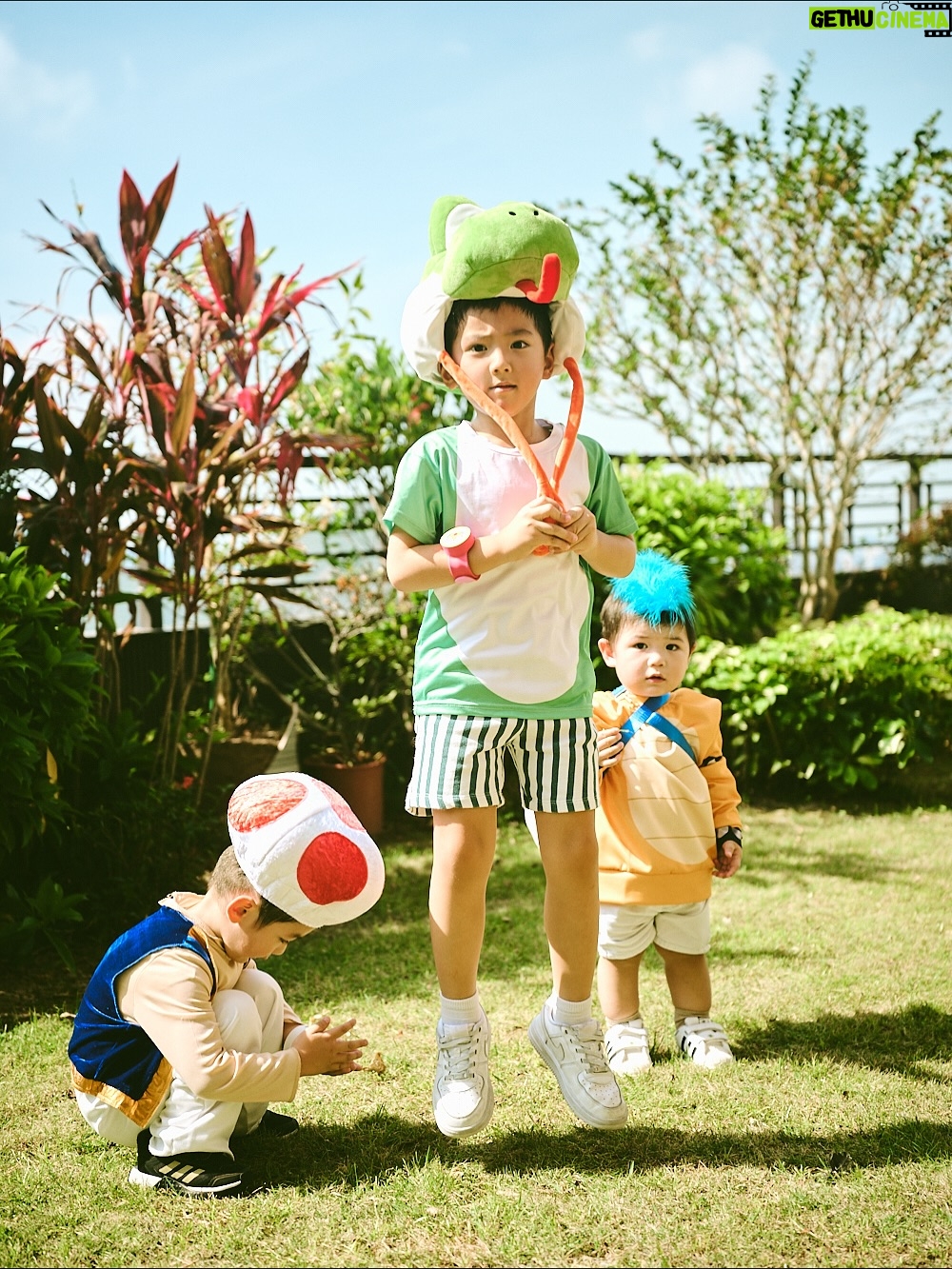 Elva Ni Chen-Xi - 18.6K Likes - Mario family is here for 2025 Halloween 👻
每年的傳統當然要延續下去
這次大家自選人物
老二首當其衝選了蘑菇 他平時也很喜歡吃蘑菇
老大看到了家裡的yoshi帽子 就ok了做yoshi 簡單易行
老三沒得選 由爸爸決定做他的小跟班🤣 小魔怪
我本來想做公主但被爸爸拒絕
爸爸說媽媽一定要做mario 
因為mario是主角
那本公主就勉為其難的做主角吧🤪
#happyhalloween 
#halloweenfamilycostume 
#萬聖節 
📸 @lavonnli