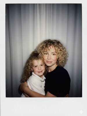 Émilie Fiorelli Instagram - À la petite fille qui détestait ses cheveux,
qui les tirait, les cachait, les rêvait “comme les autres”…

Ne t’inquiète pas
Tu auras ta revanche
Un jour, tu les aimeras
Un jour, tu comprendras qu’ils sont beaux, puissants, vivants 😍

Grâce à cette nouvelle génération de curly queens 
tu apprendras que ton naturel est ta force 💪🏼

Aujourd’hui, c’est toi grande qui serre fort la petite,
et tu peux lui dire : 

tu n’as plus besoin de te cacher 👸🏼