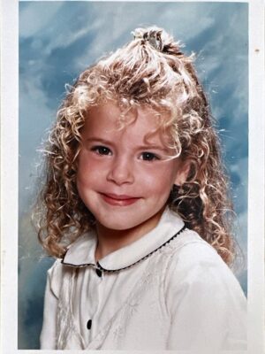 Émilie Fiorelli Instagram - À la petite fille qui détestait ses cheveux,
qui les tirait, les cachait, les rêvait “comme les autres”…

Ne t’inquiète pas
Tu auras ta revanche
Un jour, tu les aimeras
Un jour, tu comprendras qu’ils sont beaux, puissants, vivants 😍

Grâce à cette nouvelle génération de curly queens 
tu apprendras que ton naturel est ta force 💪🏼

Aujourd’hui, c’est toi grande qui serre fort la petite,
et tu peux lui dire : 

tu n’as plus besoin de te cacher 👸🏼
