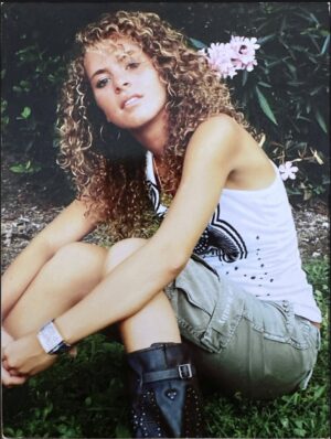 Émilie Fiorelli Instagram - À la petite fille qui détestait ses cheveux,
qui les tirait, les cachait, les rêvait “comme les autres”…

Ne t’inquiète pas
Tu auras ta revanche
Un jour, tu les aimeras
Un jour, tu comprendras qu’ils sont beaux, puissants, vivants 😍

Grâce à cette nouvelle génération de curly queens 
tu apprendras que ton naturel est ta force 💪🏼

Aujourd’hui, c’est toi grande qui serre fort la petite,
et tu peux lui dire : 

tu n’as plus besoin de te cacher 👸🏼